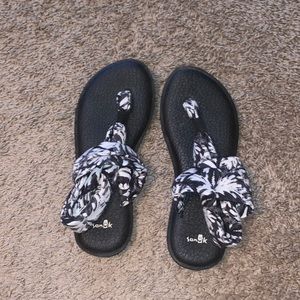 Black & white Sanuk yoga sling sandals size 8